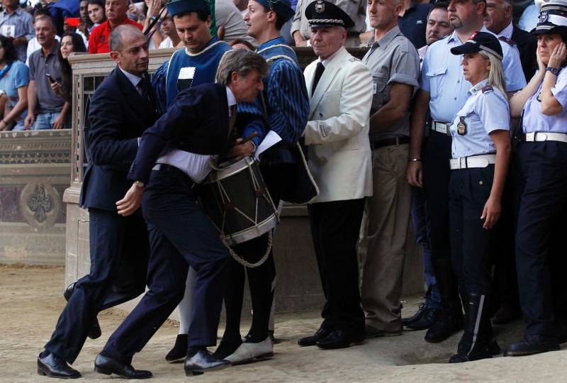 Il mossiere del Palio di Siena Bartolo Ambrosione scappa appena dopo aver dato la mossa al Palio del 17 agosto 2015